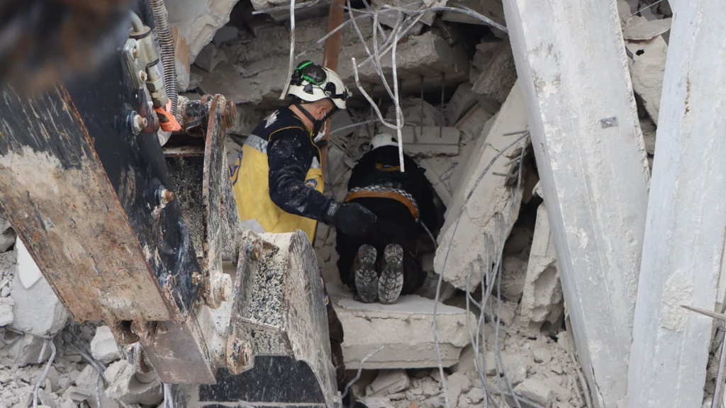 لحظة انتشال عائلة كاملة من تحت الأنقاض في إدلب