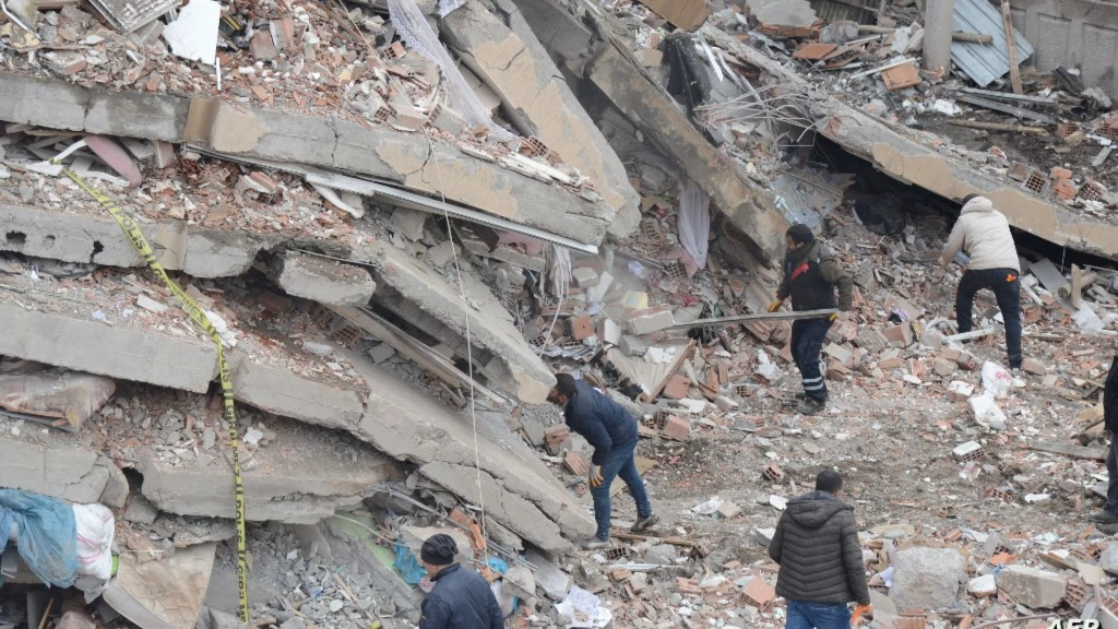 متخصص في إدارة الكوارث التركية يحذّر من خطر يهدد حياة العالقين تحت الأنقاض