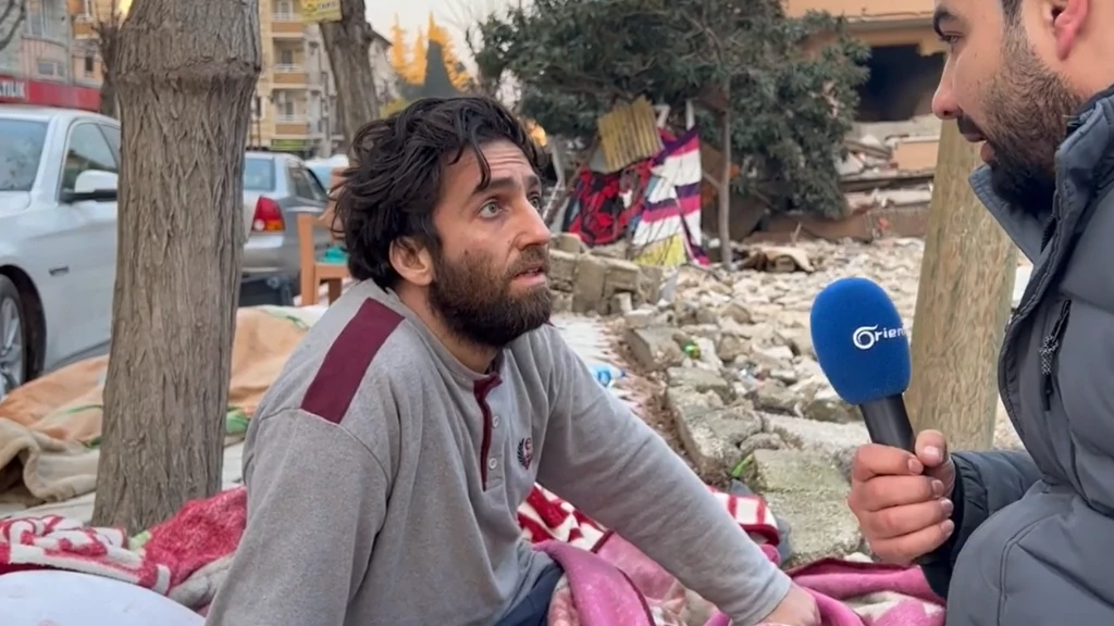 الزلزال كسر ظهره مرتين.. سوري مصاب يبكي طفله الذي لم ينم وهو ينتظر المدرسة (فيديو)