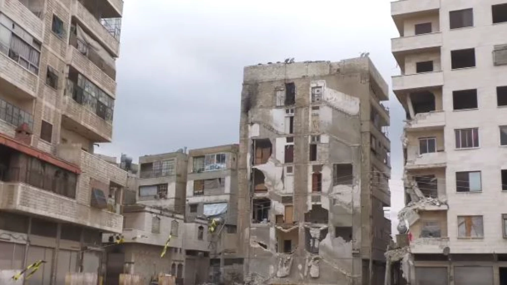مشهد عصيّ على الوصف.. أب في حماة ينقذ زوجته وبناته الخمس رغم انهيار درج البناء كاملاً (فيديو)