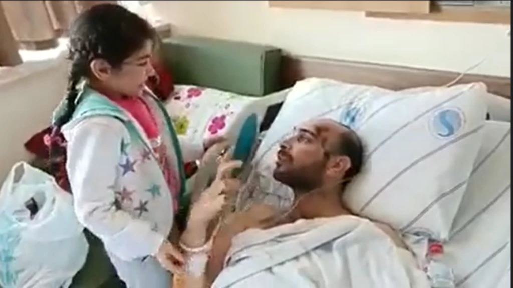 لم يبق له من عائلته إلا طفلة.. سوري منكوب ومصاب: لا تبكي مشان الله يحبنا (فيديو)