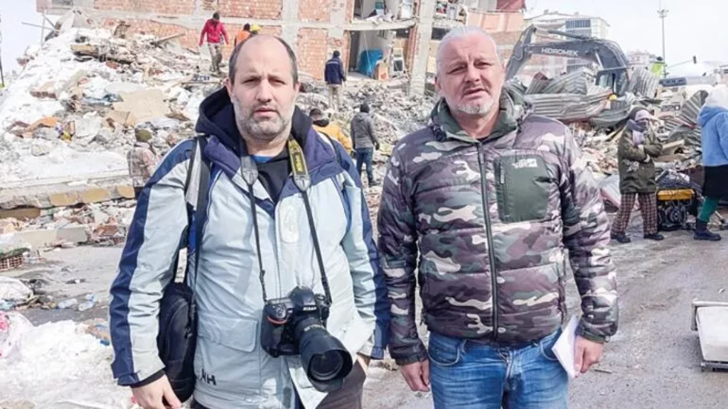 صحيفة تركية معارضة تحتفي بلاجئ سوري تطوع لمساعدة مراسليها بعد وصولهم لعنتاب