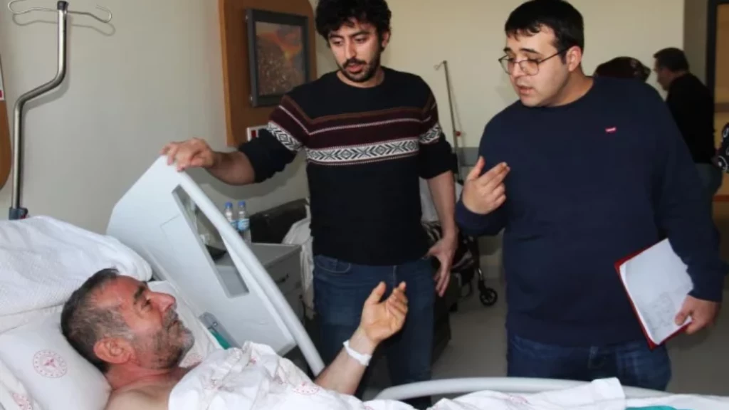 أمانة لاجئ سوري تسهم بإنقاذ 4 أتراك من عائلة واحدة علقوا تحت الأنقاض (فيديو)