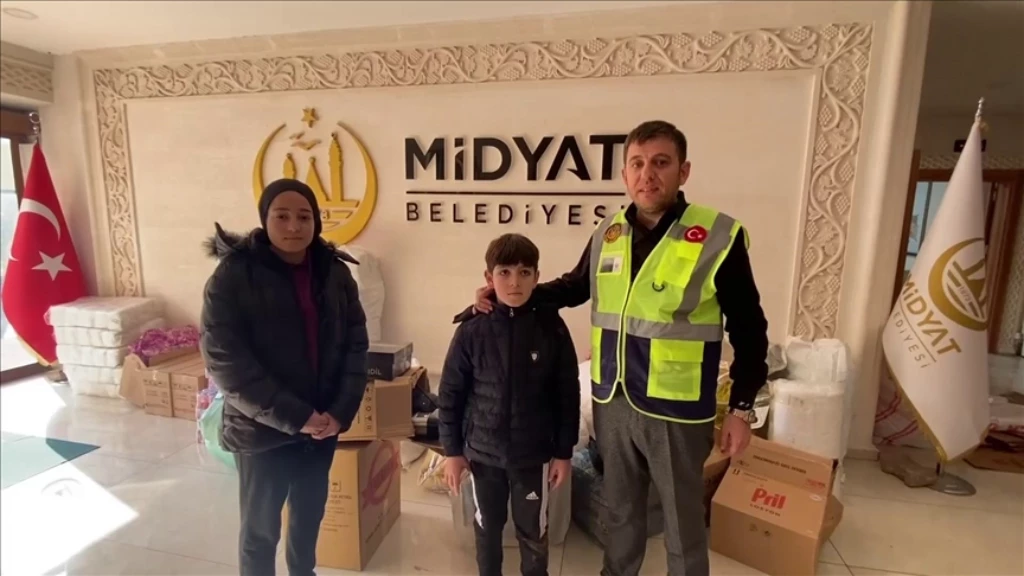 طفلان سوريان يصبحان حديث الإعلام التركي: تركا أحبّ ما يملكان لأجل متضرري الزلزال (فيديو)