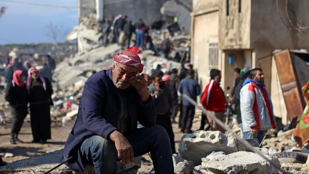 إيكونوميست: الناجون السوريون من زلزال تركيا تائهون ولا ملجأ لهم