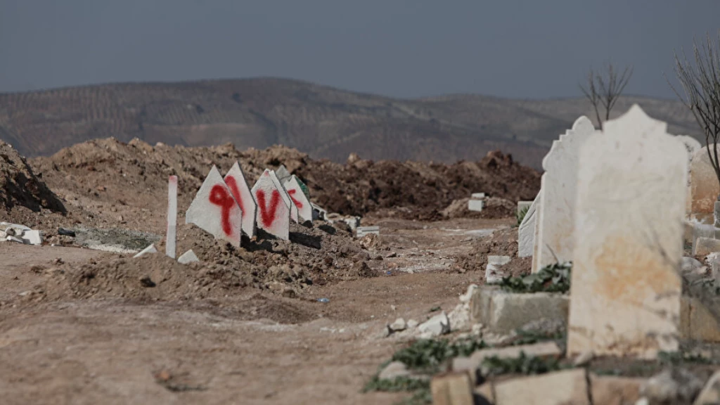 بطرق غير متبعة سابقاً.. سوري يساعد متضرري الزلزال في عفرين بالتعرف على هوية ذويهم بعد دفنهم