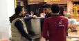 صاحب مطعم سوري يصبح حديث المصريين بسبب كرمه ودفاعه عن محتاج (فيديو)