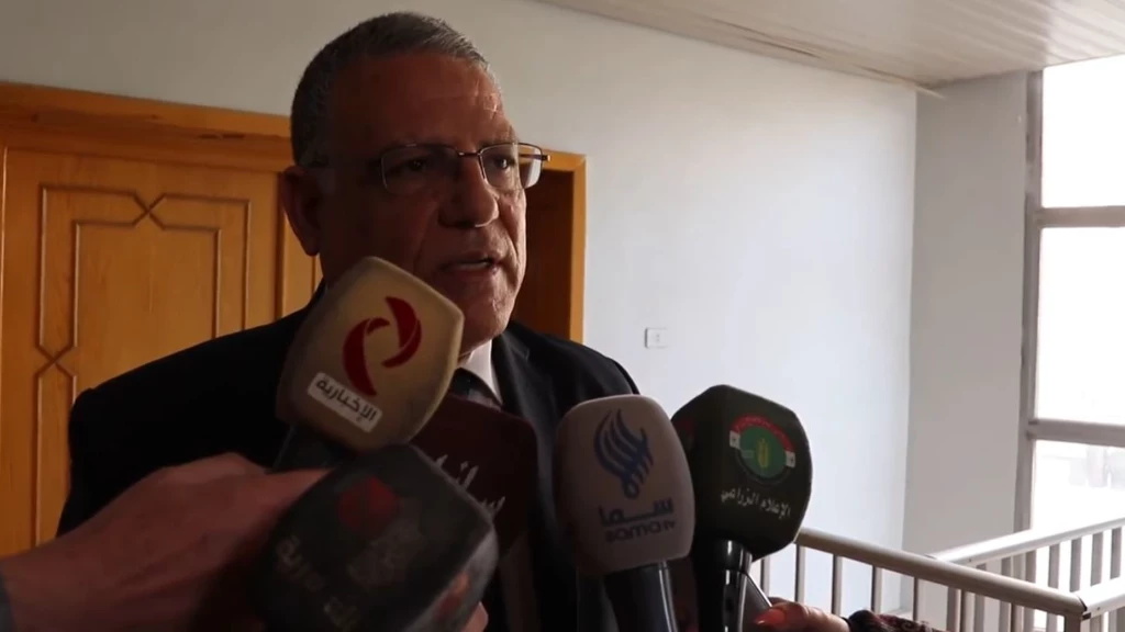 أمام عشرات الصحفيين.. وزير بحكومة أسد يتلعثم ويعجز عن الرد على سؤال بسيط (فيديو)