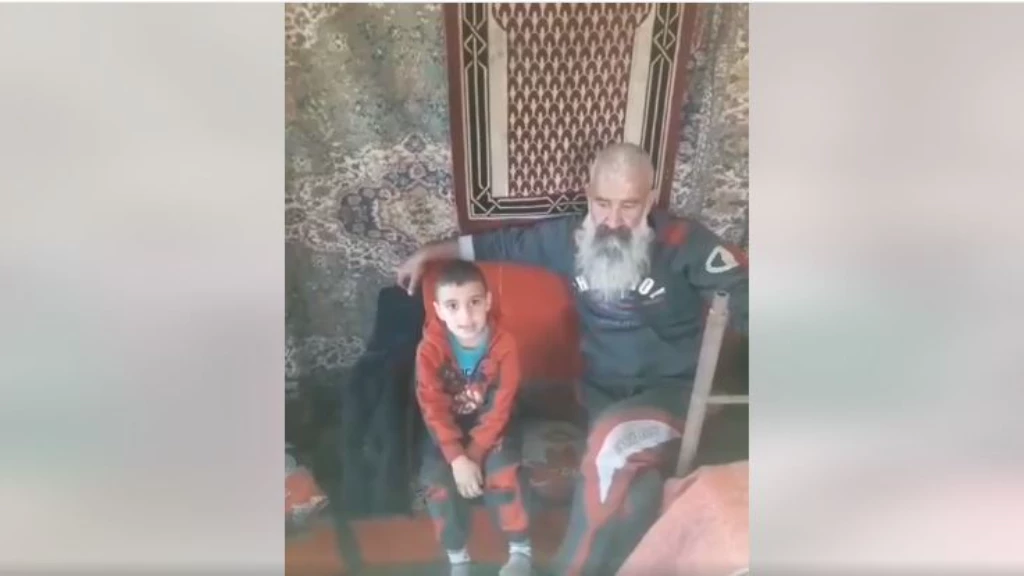 "مقاطعاً صمت أبيه".. طفل بمناطق سيطرة أسد يفضح سرقة النظام للمساعدات (فيديو)
