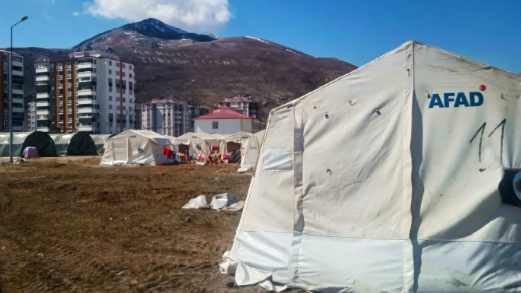 "أنت سوري؟".. موقع تركي يتحدث عن العنصرية ضد السوريين بالمخيمات المؤقتة بمناطق الزلزال