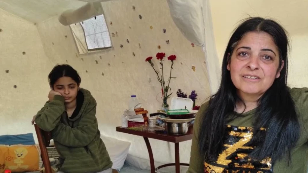تفاصيل مؤثّرة.. أم تركية تروي كيف أنقذها سوريون مع ابنتها من تحت الأنقاض (فيديو)