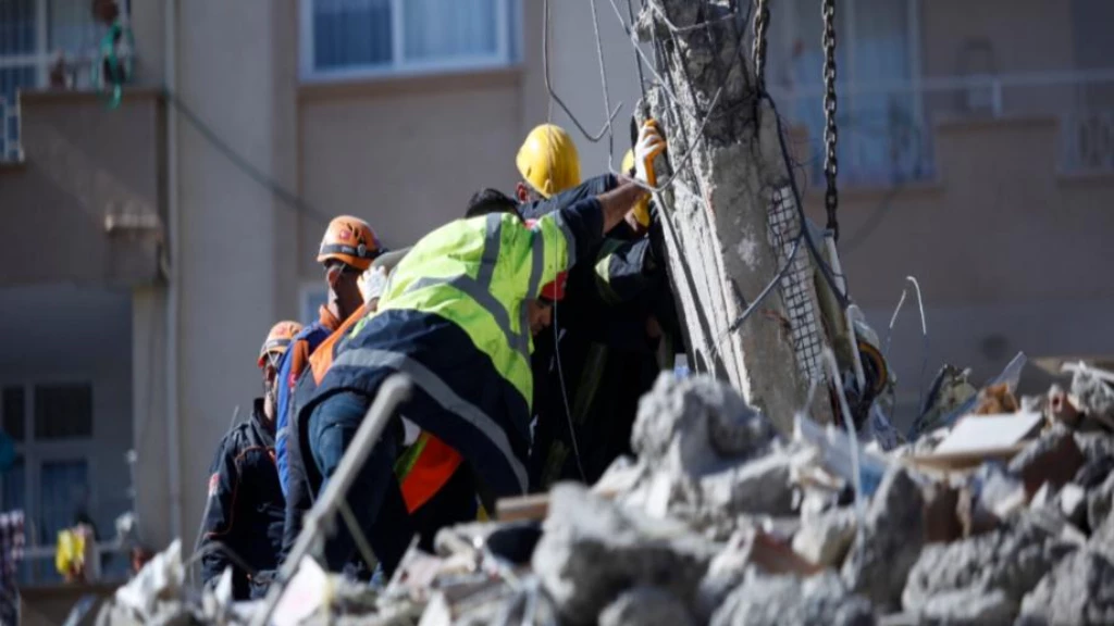ما حقيقة تخلص عامل إنقاذ روسي من نصف مليون دولار سرقها من مناطق الزلزال بتركيا؟ (فيديو)
