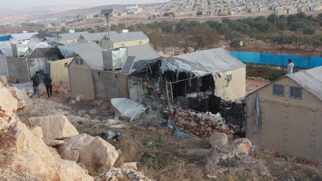 شبكة حقوقية تكشف بالأدلة تورُّط ميليشيا أسد بهجوم على مخيمات في إدلب بسلاح محرم دولياً