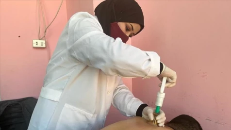 قصة لاجئة سورية بالأردن سخّرت ما تملكه من خبرة بمجال الطب البديل لتخفيف آلام الناس