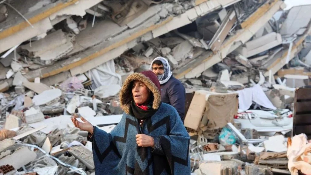 منظمة حقوقية تركية توثّق حالات عنصرية بحق سوريين بمناطق الزلزال وتوصي بـ6 إجراءات فورية