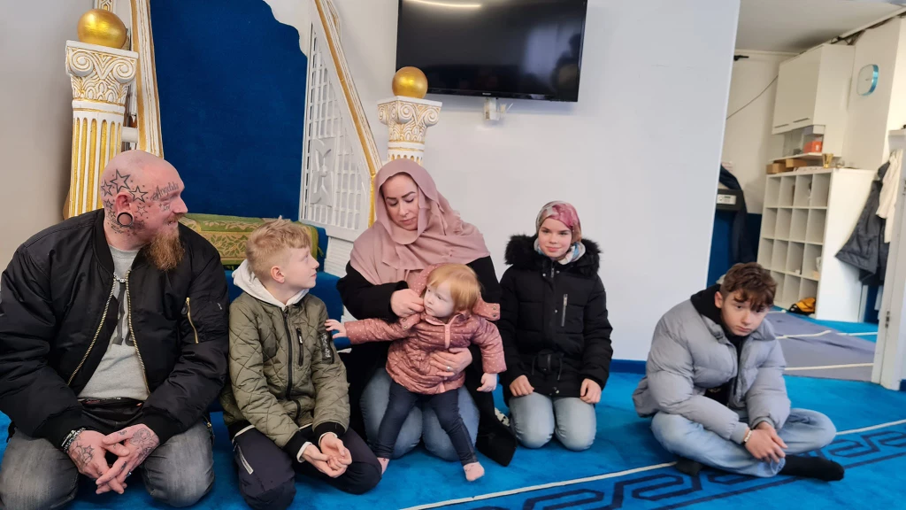 في ثاني أيام رمضان.. عائلة ألمانية بأكملها تعتنق الإسلام وصحفي سوري يوثق الحدث (فيديو)