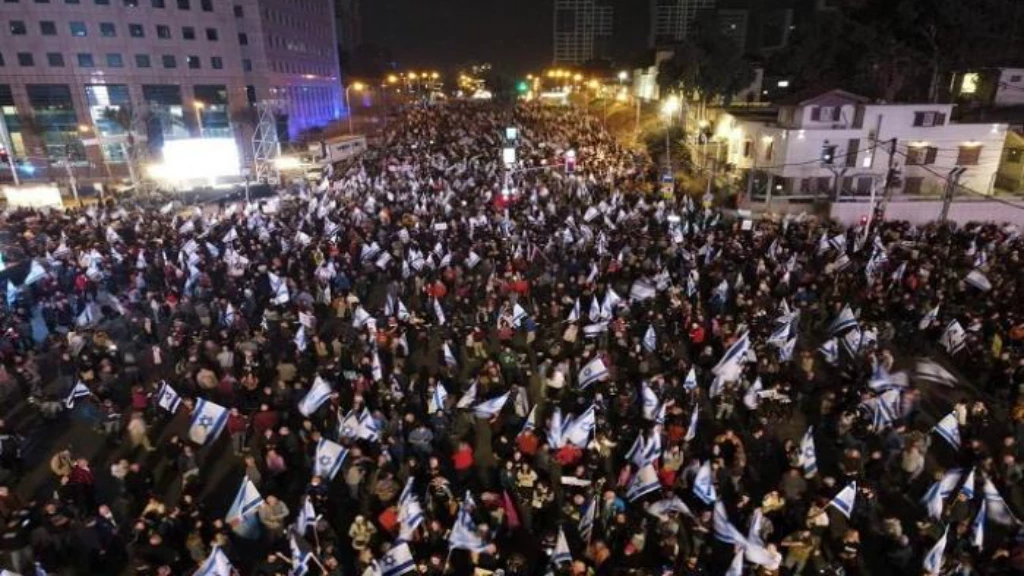 مظاهرات عارمة ضد نتنياهو والمعارضة تُحذّر من انهيار إسرائيل (فيديو)