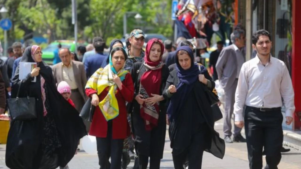 لم يحترموا قدسية رمضان.. مشهد فاضح على التلفزيون الإيراني يتسبب بإحراج نظام الملالي (فيديو)