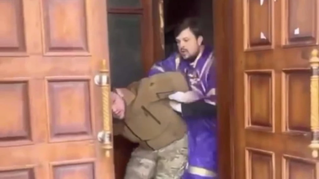 لم يكتفِ بإتلاف الإنجيل.. جندي أوكراني يهاجم كنيسة والكهنة ينهالون عليه بالضرب (فيديو)