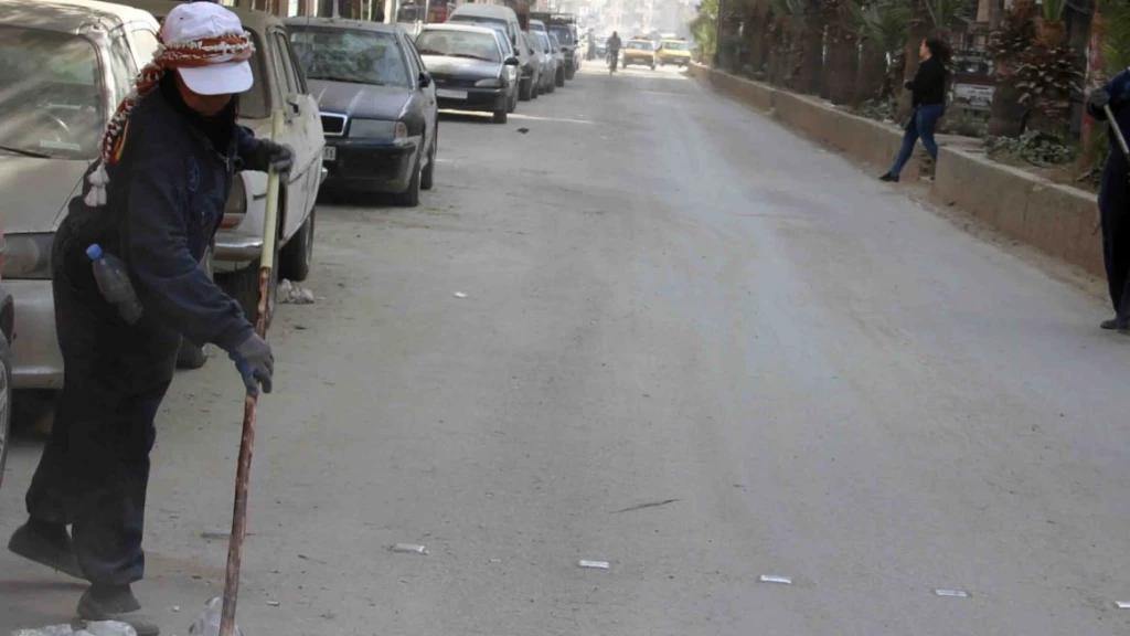 ظاهرة غير مسبوقة.. تعيين عاملات نظافة في شوارع حماة وغضب كبير: لقد خُدعنا