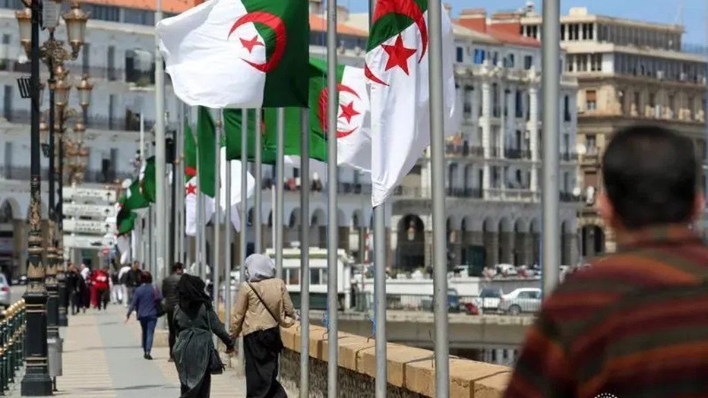 بلا إقامة ومحرومون من السفر.. عشرات آلاف السوريين في الجزائر بلا حقوق بقرار أمني سياسي