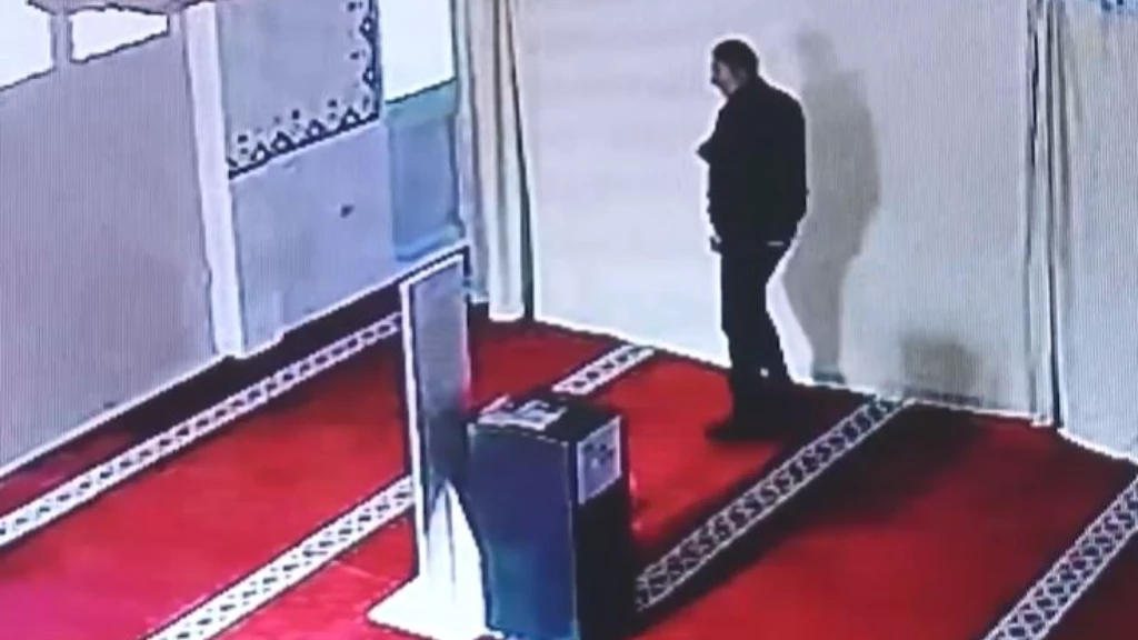 لص يتظاهر بالصلاة ويسرق صندوق التبرعات من المسجد بحيلة "شيطانية" (فيديو)