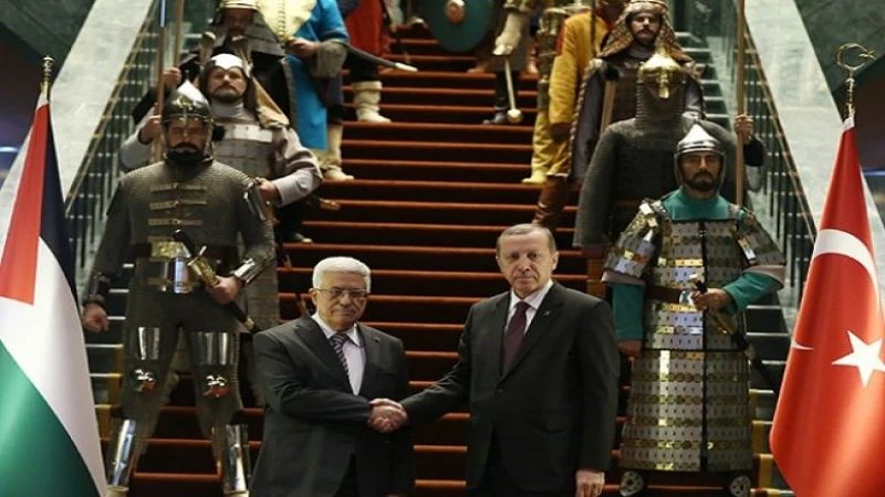 أردوغان يستقبل محمود عباس بـ 16 جندياً عثمانياً ويثير الجدل!