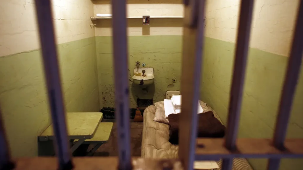 حادثة مرعبة.. سجين يؤكل حياً داخل زنزانته والمحامي: موظفو السجن لم يفعلوا شيئاً
