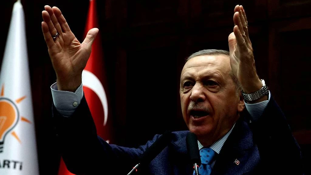 صورة لأردوغان تستفز المعارضة التركية: ليس من حقك!