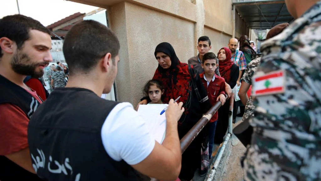 لبنان يطلق حملة رسمية عنصرية لترحيل السوريين.. وتحذيرات من تسليم 150 لاجئاً لميليشيا أسد