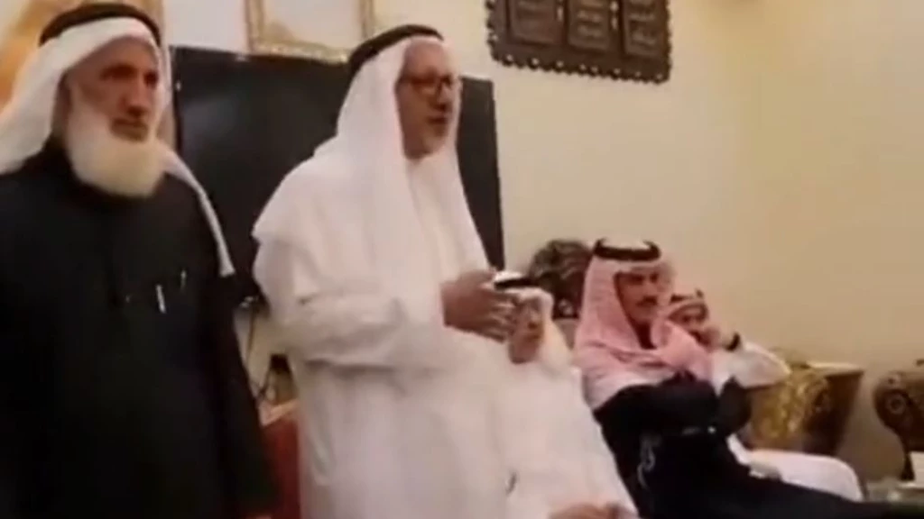 قصة وفاء ملهمة.. زوج عربي يفدي زوجته بأغلى ما يملك وعمه يكافئه على الملأ (فيديو)
