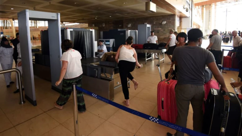 شرطة المطار تقبض على عربي أخفى سبائك ذهبية في جسده بمنطقة لا تخطر على بال (صور)
