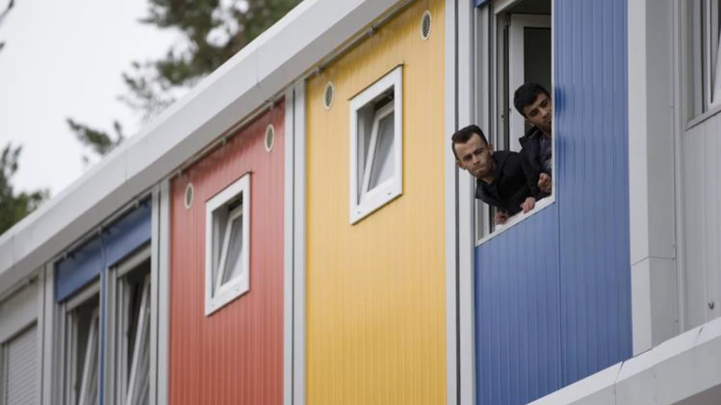 ألمانيا تنقل 70 لاجئاً سورياً إلى قرية مصنوعة من الحاويات وصحيفة تكشف السبب