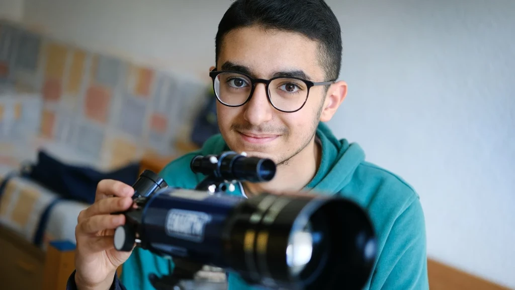 طفل سوري يدخل الجامعة بعمر الـ15 باختصاص علمي دقيق ويُبهر الألمان (فيديو)
