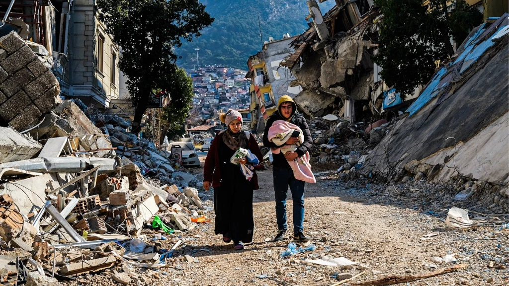 المعارضة التركية تطرد ضحايا الزلزال من تكيرداغ بسبب التصويت لأردوغان ورئيس البلدية يُعلّق