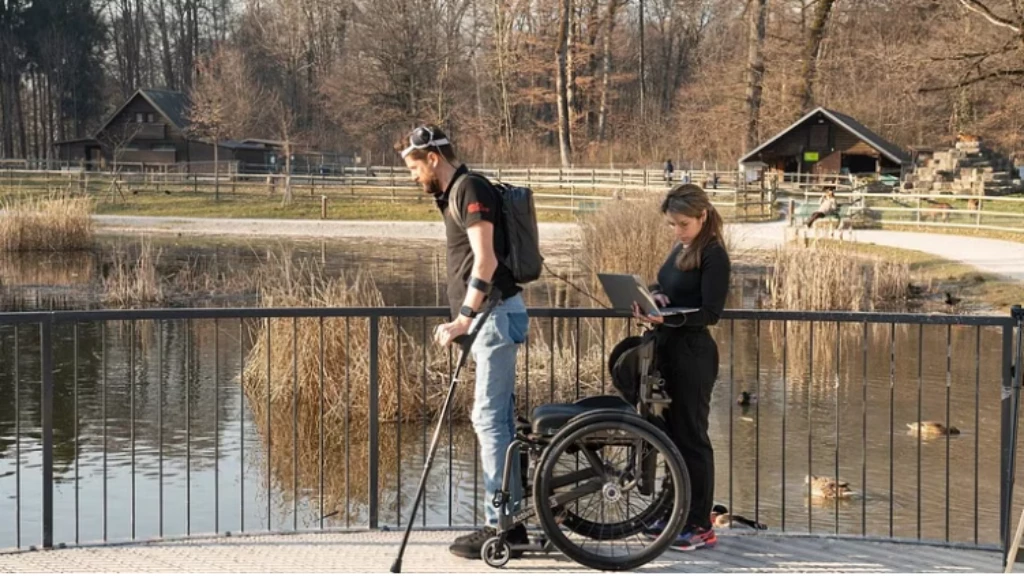 تقنية مذهلة تمكّن مصاباً بالشلل من المشي لأول مرة منذ 10 سنوات (فيديو)