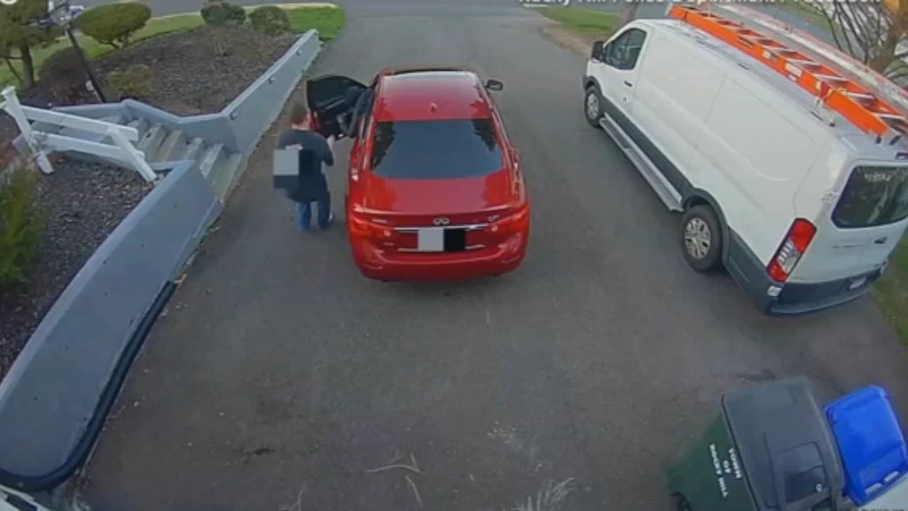لص يسرق سيارة ليتفاجأ بطفل في داخلها وكاميرا توثّق كيف تخلص منه (فيديو)
