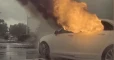 النيران تلتهم سيارة امرأة تركت طفليها بداخلها لتنفيذ عملية سرقة (فيديو)