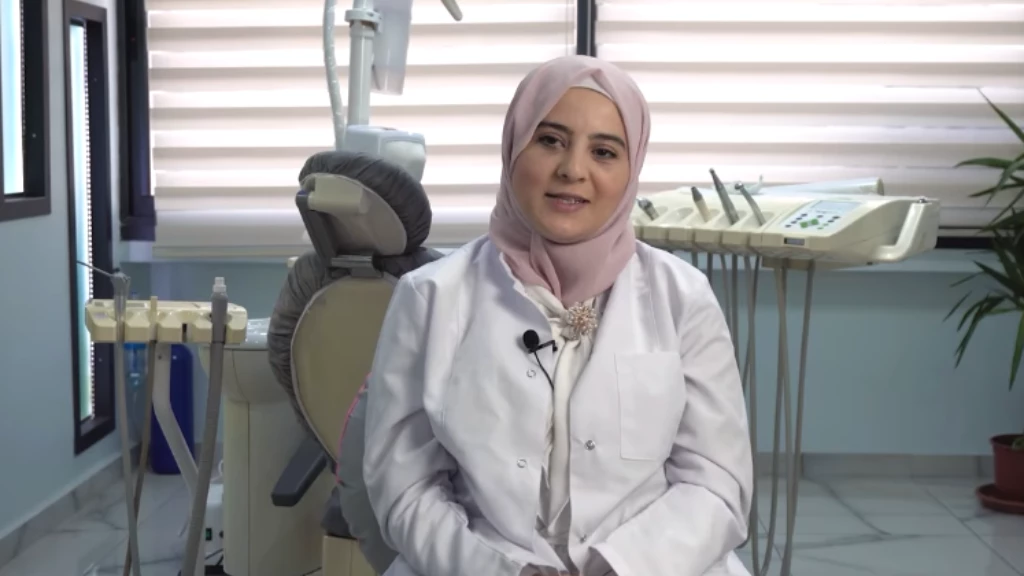 من عاملة فرن بسيطة لطبيبة.. إعلام تركي يشيد بلاجئة سورية حققت حلمها (فيديو)