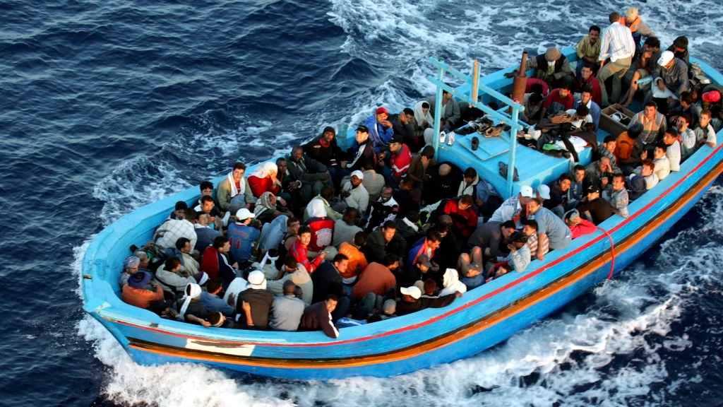 لحظات مرعبة.. لاجئ سوري يوثق تعرّض قارب مهاجرين للغرق قبالة السواحل الإيطالية (فيديو)