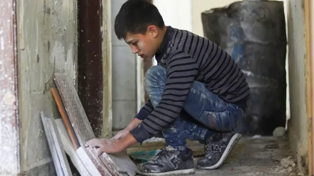 في يوم مكافحة عمالة الأطفال العالمي.. 6 أسباب تجعل 300 ألف طفل سوري خارج التعليم