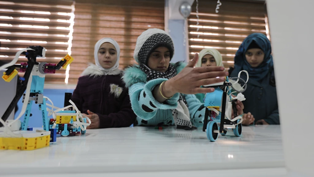"تحكّم عبر الجوال".. طفلة سورية مهجّرة تخترع روبوتاً يقوم بدور "شرطي مرور" (فيديو)