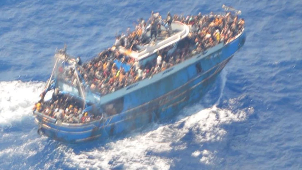 كارثة قارب اليونان.. ناجون سوريون يروون ما حدث والمفقودون بالمئات (فيديو)