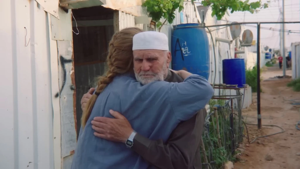 يوتيوبر سويدية تقطع آلاف الأميال للقاء مُسنّ سوري يبدع بحرفة إنسانية فريدة (فيديو)