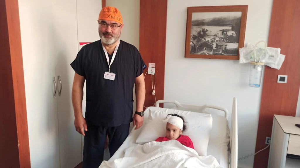 فرحة لا توصف.. طفلة سورية تستعيد سمعها بعد عملية فريدة في تركيا (فيديو)