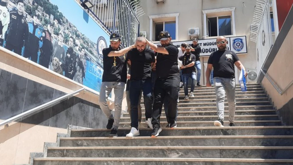 ادعوا أنهم من الشرطة.. عصابة تعتدي على سوريين وتسرق أموالهم بإسطنبول (فيديو)