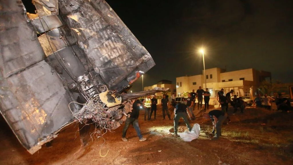 صحيفة إسرائيلية تكشف سبب عدم اعتراض "تل أبيب" صاروخاً لميليشيا أسد سقط جنوب البلاد (صور)
