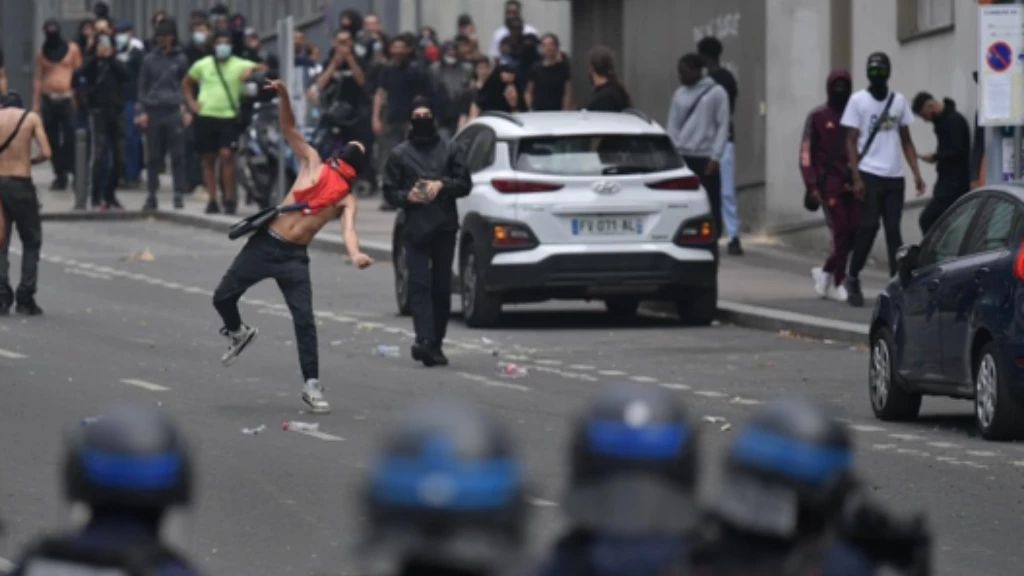 بعد أن عمّت مدن فرنسا.. الاحتجاجات تنتقل إلى دول أوروبية مجاورة (فيديو)