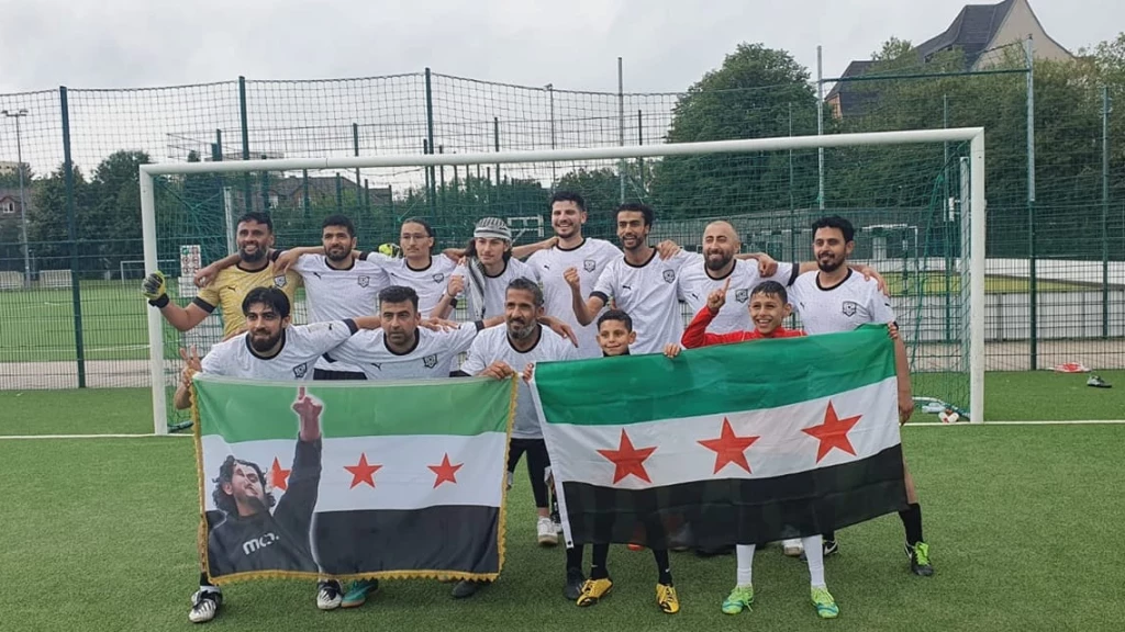 علم الثورة والساروت يشاركان باحتفالات فريق سوري توّج ببطولة في ألمانيا (فيديو+صور)