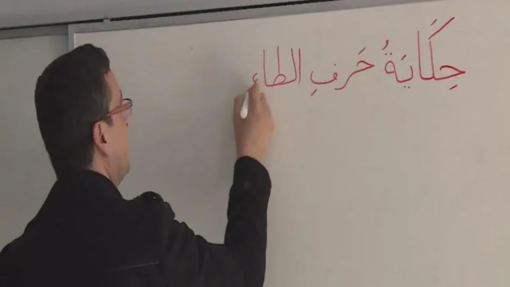 تركي يوثق تعلمه للغة العربية من جاره السوري رغم الحملة الشديدة ضدها (فيديو)